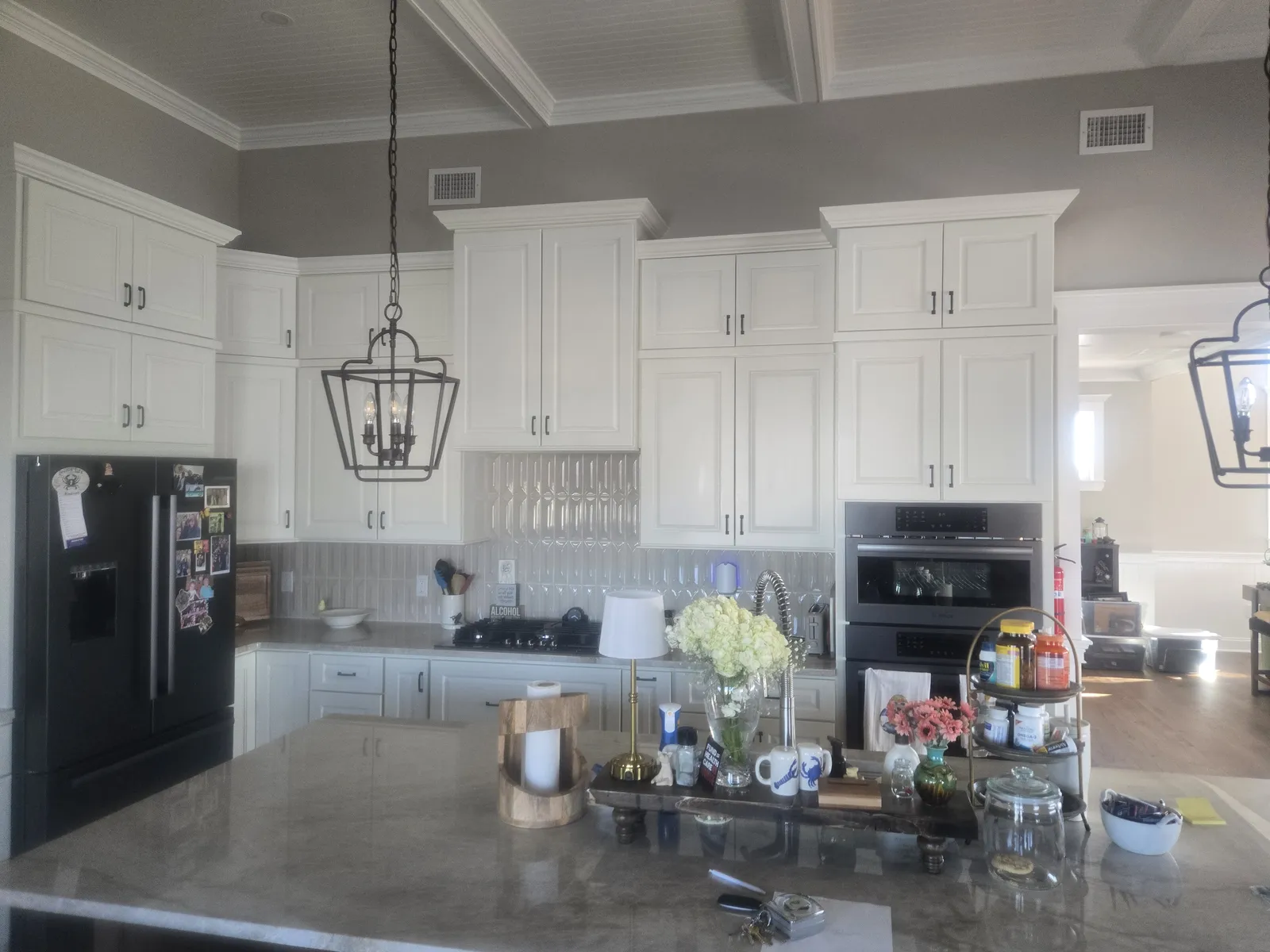Range wall of the same kitchen
