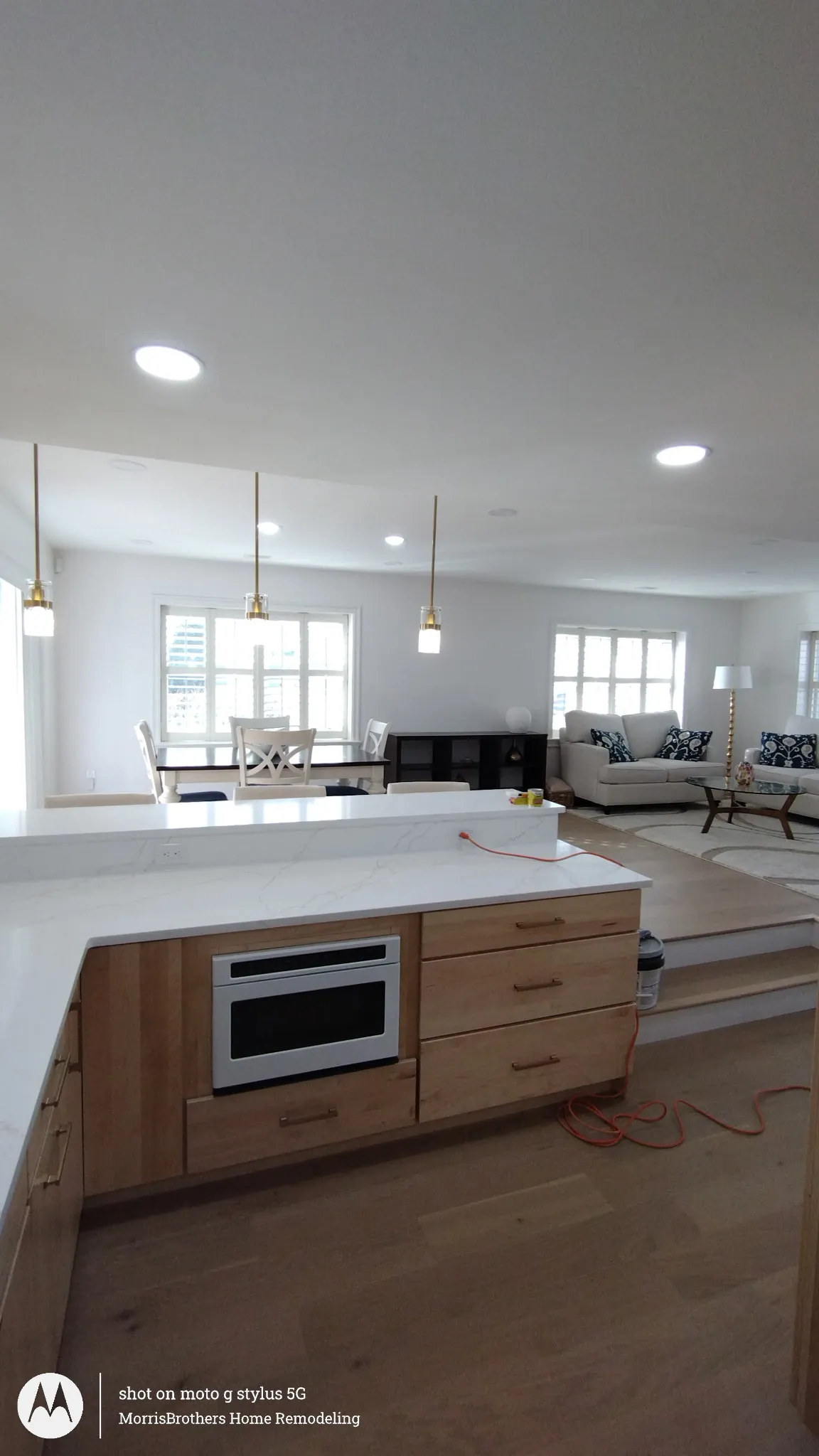 Range wall of the same natural wood kitchen