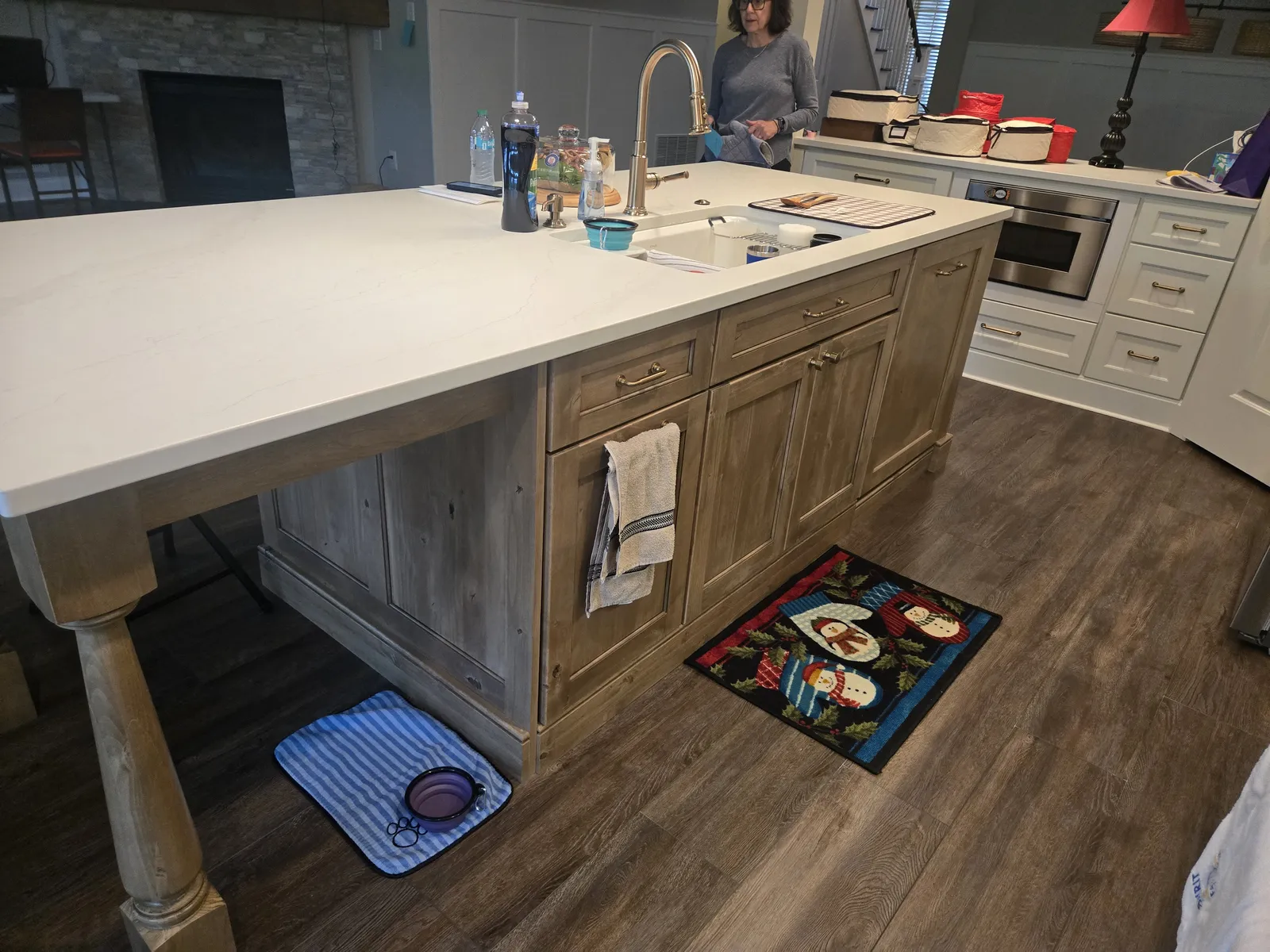 Turned leg wood island in the same kitchen