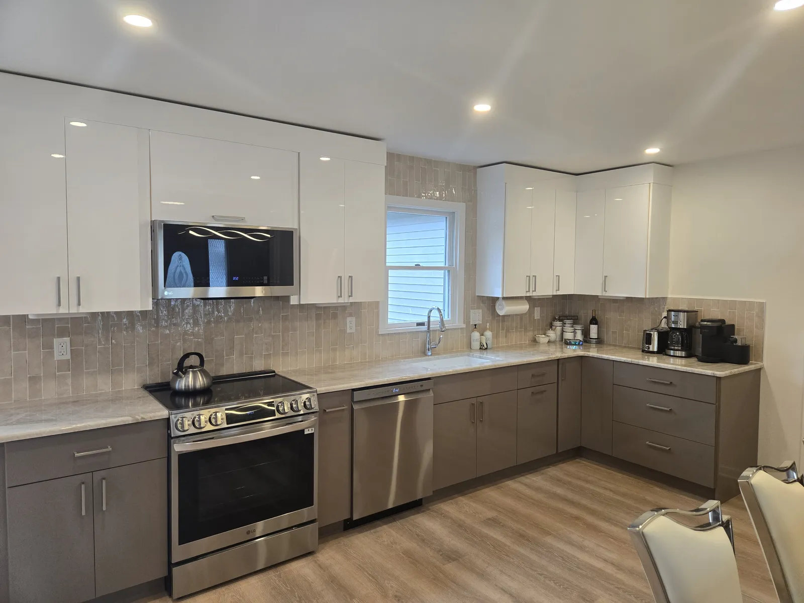 Range wall of the same two tone kitchen